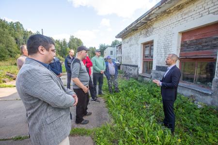 Роман Лябихов посетил родную школу в Северодвинске, коммунальное предприятие в Приморском округе и детский мини-футбольный клуб в Архангельске