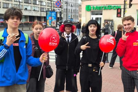 Коммунисты Санкт-Петербурга поздравили горожан с Днем знаний