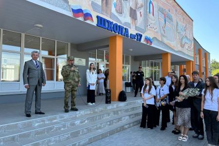 По инициативе Владимира Дзержинского, помощника депутата Госдумы Владислава Егорова, в школе №17 Северодонецка открыт бюст Феликса Дзержинского и школе присвоено его имя