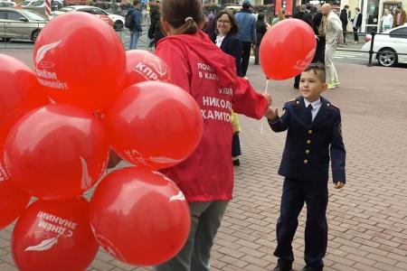 Коммунисты Санкт-Петербурга поздравили горожан с Днем знаний