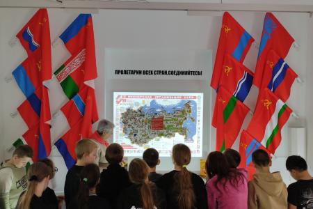 Свердловская область. Школьники узнали секрет красного стяга и историю пионерского горна