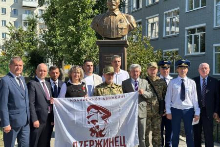 По инициативе Владимира Дзержинского, помощника депутата Госдумы Владислава Егорова, в школе №17 Северодонецка открыт бюст Феликса Дзержинского и школе присвоено его имя