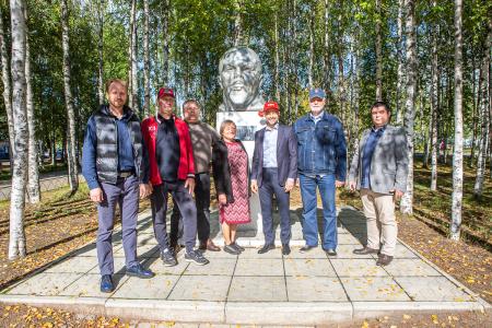 Роман Лябихов посетил родную школу в Северодвинске, коммунальное предприятие в Приморском округе и детский мини-футбольный клуб в Архангельске