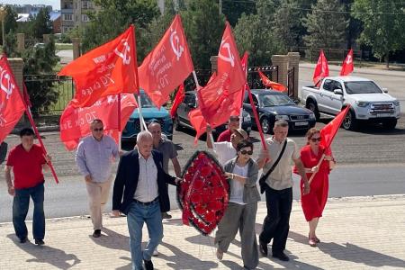 Коммунисты Калмыкии провели автопробег, посвященный Победе во Второй Мировой войне