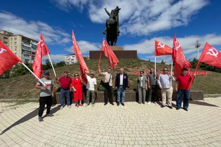Коммунисты Калмыкии провели автопробег, посвященный Победе во Второй Мировой войне
