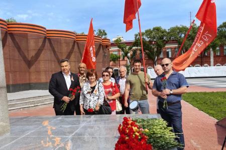 Амурская область. Коммунисты возложили цветы к Вечному Огню в Благовещенске в честь 80-й годовщины Победы над милитаристской Японией