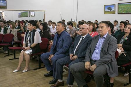 Глава коммунистов Калмыкии Николай Нуров вручил сертификаты икибурульским педагогам