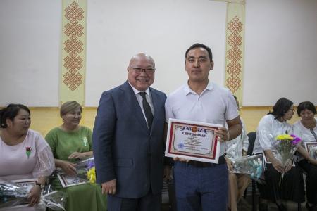 Глава коммунистов Калмыкии Николай Нуров вручил сертификаты икибурульским педагогам