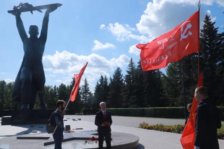 В Омске в годовщину окончания Второй Мировой войны коммунисты возложили цветы к Вечному огню