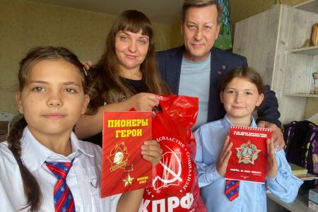 Воронежские коммунисты приняли активное участие в акции «Помоги собраться в школу»