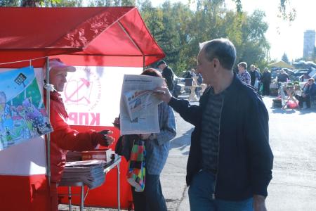 В Омске пришли уже ставшие традиционными пикеты в поддержку Народного референдума КПРФ