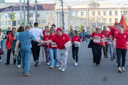 Курская область. Накануне голосования местные коммунисты во главе с Н.Н. Ивановым провели масштабные агитационные мероприятия