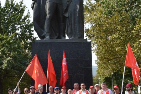 В Махачкале в 80-ю годовщину Победы над милитаристской Японией и окончания Второй мировой войны коммунисты возложили цветы к Вечному огню