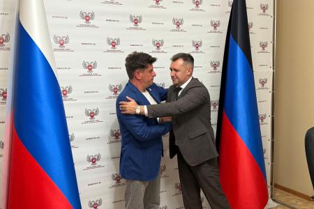 Группа грузинских политиков и журналистов во главе с международным секретарем партии "Солидарность во имя мира" Мамукой Пипия посетила ДНР