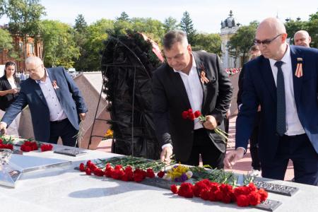 Амурская область. Коммунисты возложили цветы к Вечному Огню в Благовещенске в честь 80-й годовщины Победы над милитаристской Японией