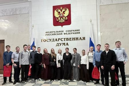 Юные туляки посетили Государственную Думу: десятиклассники из гимназии №1 города Тулы встретились с депутатом Владимиром Исаковым