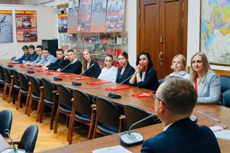 Юные туляки посетили Государственную Думу: десятиклассники из гимназии №1 города Тулы встретились с депутатом Владимиром Исаковым