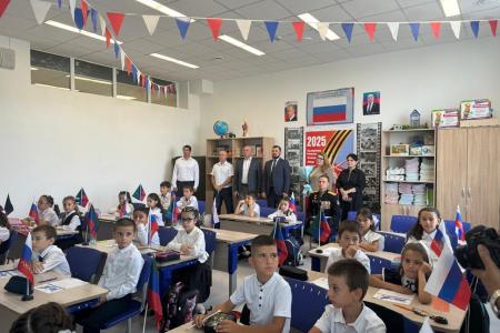Коммунисты Дагестана поздравили школьников с началом учебного года