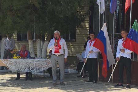 Коммунисты Дагестана поздравили школьников с началом учебного года