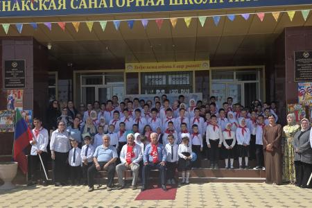 Коммунисты Дагестана поздравили школьников с началом учебного года