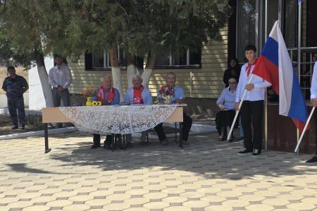 Коммунисты Дагестана поздравили школьников с началом учебного года