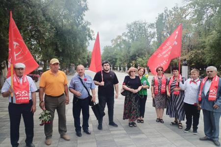Активисты КПРФ Карачаево-Черкесии возложили цветы к Вечному Огню в Черкесске в честь 80-летия Победы над милитаристской Японией