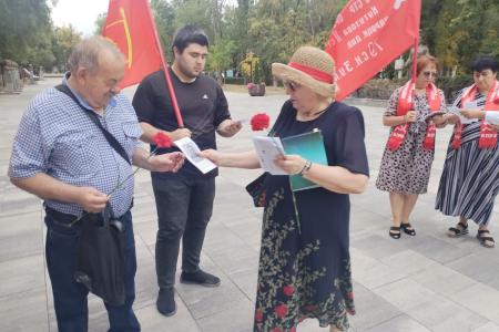 Активисты КПРФ Карачаево-Черкесии возложили цветы к Вечному Огню в Черкесске в честь 80-летия Победы над милитаристской Японией
