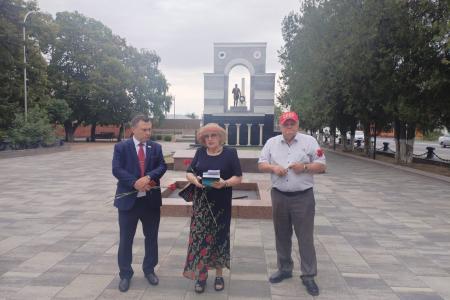 Активисты КПРФ Карачаево-Черкесии возложили цветы к Вечному Огню в Черкесске в честь 80-летия Победы над милитаристской Японией