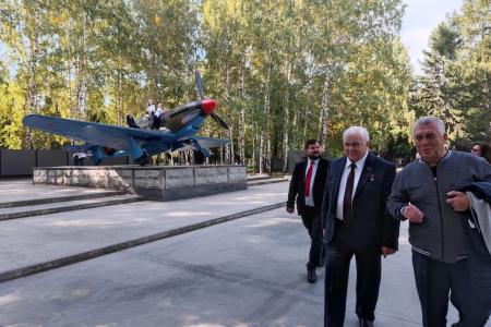 К.К. Тайсаев, С.П. Обухов, Н.А. Останина и Р.И. Сулейманов работают на XI Съезде народных депутатов Новосибирской области