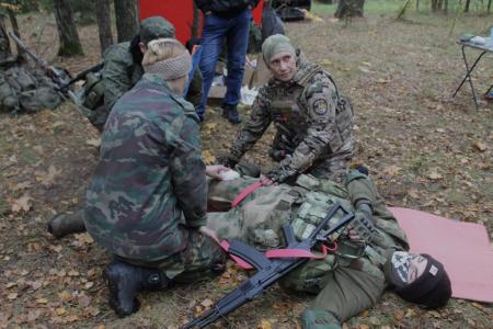 Подмосковный комсомол провел практический курс по военно-полевой медицине на полигоне «Дружба» в городе Балашиха