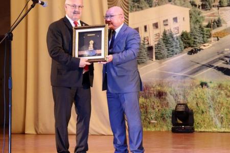 Вице-спикер парламента Калмыкии - глава фракции КРО КПРФ в Народном Хурале Николай Нуров поздравил антрацитовцев со 130-летием города
