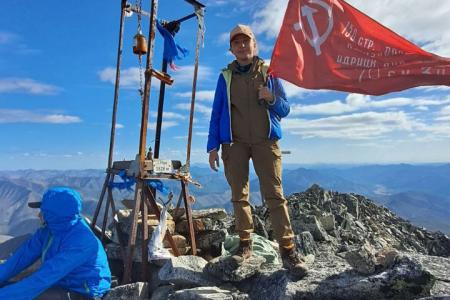 Магаданские коммунисты подняли Знамя Победы на гору Нух