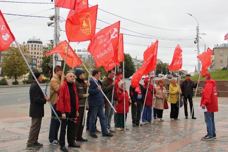 Ивановские коммунисты и комсомольцы почтили память павших героев в день 80-летия окончания Второй Мировой войны