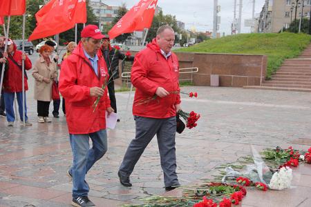 Ивановские коммунисты и комсомольцы почтили память павших героев в день 80-летия окончания Второй Мировой войны