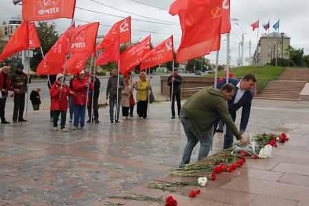Ивановские коммунисты и комсомольцы почтили память павших героев в день 80-летия окончания Второй Мировой войны