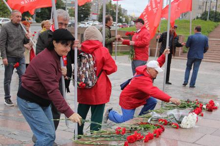 Ивановские коммунисты и комсомольцы почтили память павших героев в день 80-летия окончания Второй Мировой войны
