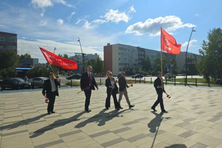 На Ямале возложили цветы в честь 80-летия окончания Второй мировой войны