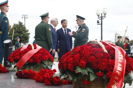 Иван Мельников принял участие в церемонии возложения к памятнику Маршалу Василевскому