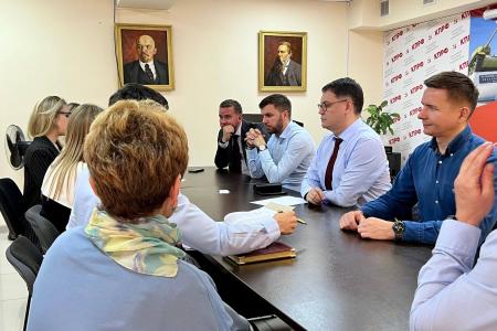 Депутаты от КПРФ продолжают защищать интересы трудового народа на Сахалине