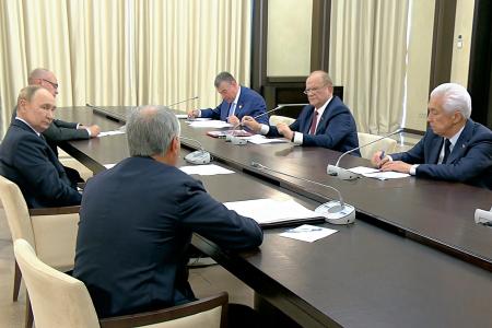 Г.А. Зюганов на встрече с В.В. Путиным обострил вопросы роста цен, проблемы авиации и сельхозмашиностроения, ситуацию с выборами и предложил вернуть имя Сталинград