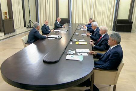 Г.А. Зюганов на встрече с В.В. Путиным обострил вопросы роста цен, проблемы авиации и сельхозмашиностроения, ситуацию с выборами и предложил вернуть имя Сталинград