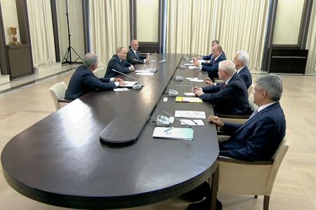 Г.А. Зюганов на встрече с В.В. Путиным обострил вопросы роста цен, проблемы авиации и сельхозмашиностроения, ситуацию с выборами и предложил вернуть имя Сталинград