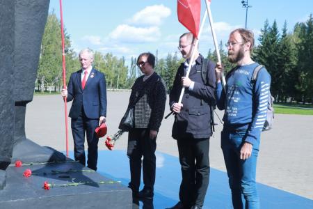 В Омске в годовщину окончания Второй Мировой войны коммунисты возложили цветы к Вечному огню