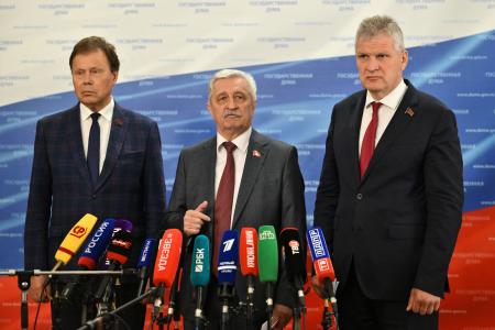 «Программу КПРФ – в жизнь!». А.В. Куринный, Н.И. Осадчий и Н.В. Арефьев выступили перед журналистами в Госдуме