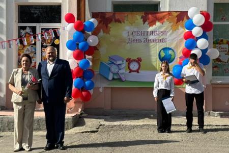Депутаты фракции КПРФ Волгоградской областной Думы Тамара Головачева, Валерий Могильный, Олег Дмитриев и Денис Усков приняли участие в торжественных линейках, посвященных Дню Знаний