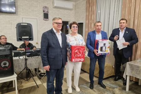 Руководитель фракции КПРФ в Мособлдуме Александр Наумов поздравил преподавателей МФЮИ в городе Ступино с Днем учителя