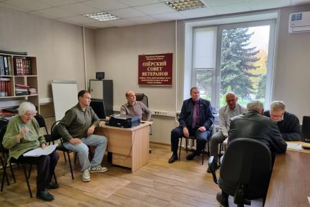 Руководитель фракции КПРФ в Мособлдуме Александр Наумов во время приема граждан оказал помощь жителям подмосковных Озер