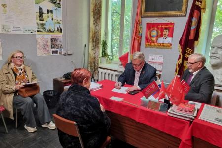 Московская область. Депутат КПРФ Александр Наумов в рамках полномочий поддержал пришедших на прием жителей Можайска