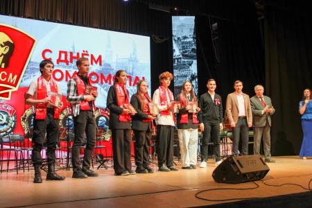 Концерт ко Дню Комсомола состоялся в Ижевске: программа концерта стала настоящим путешествием в эпоху советского времени
