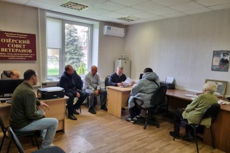 Руководитель фракции КПРФ в Мособлдуме Александр Наумов во время приема граждан оказал помощь жителям подмосковных Озер